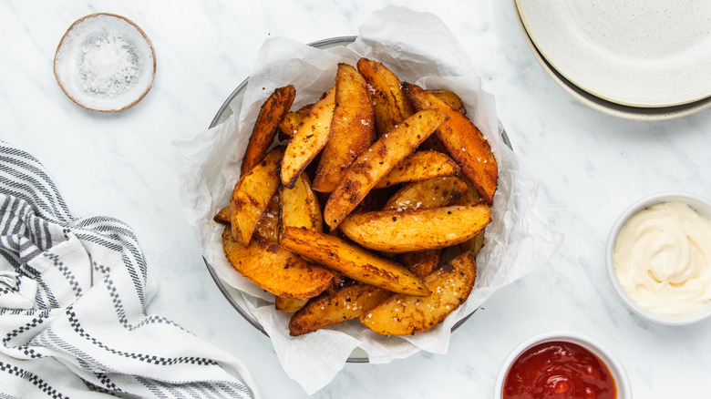 potato wedges and dipping sauces