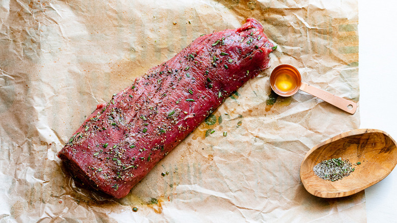 herbed beef loin with oil 