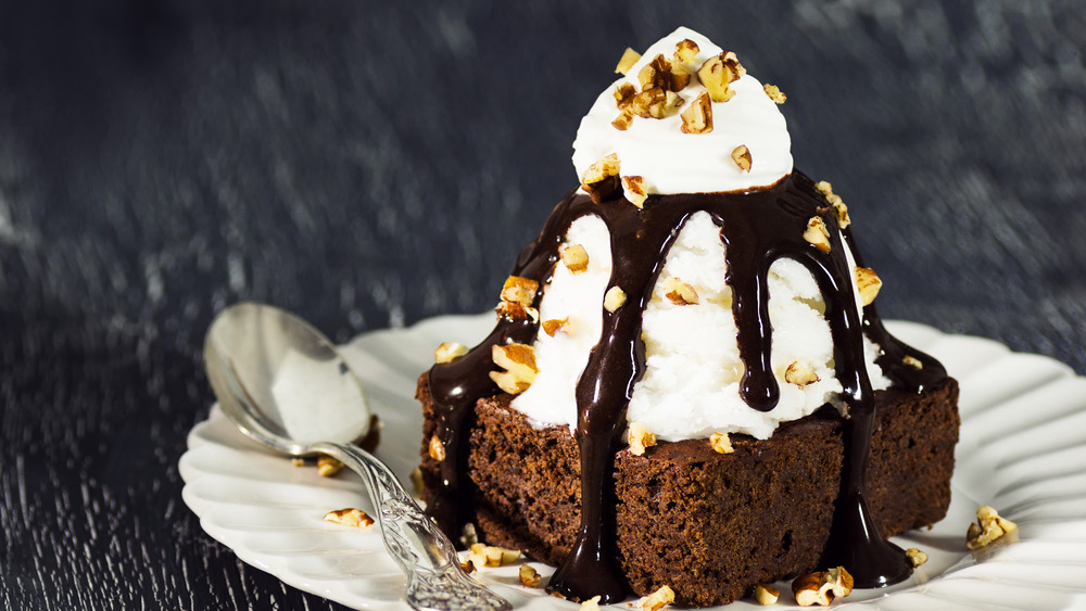 Hot fudge brownie sundae