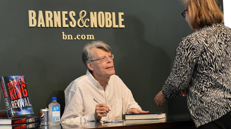 Stephen King signing books at a Barnes & Noble