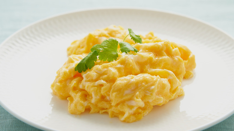 Scrambled eggs on a plate