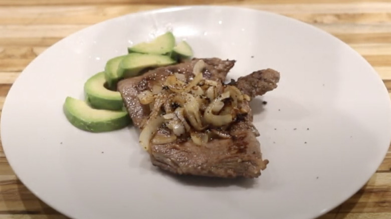  Bistec de palomilla on plate