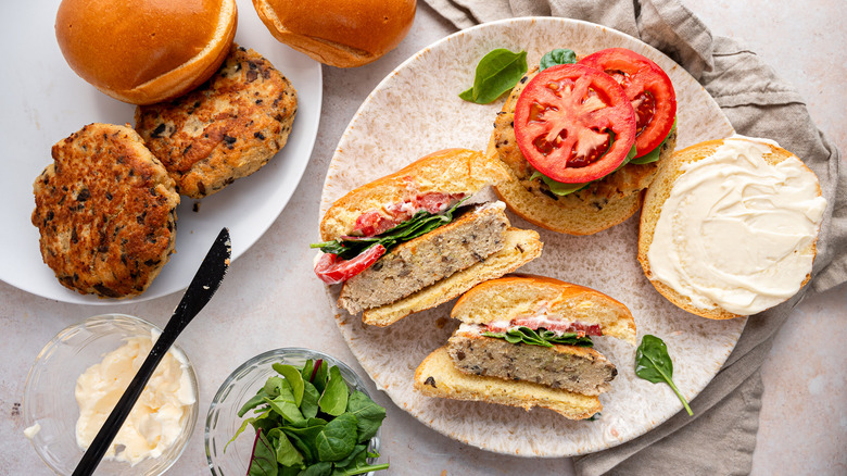 pan-seared mushroom chicken burgers 