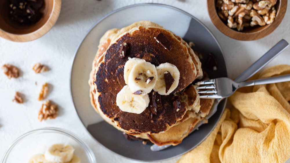 pancakes with banana slices