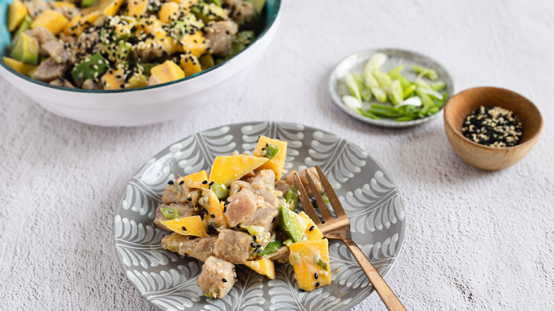 side view of tuna poke serving