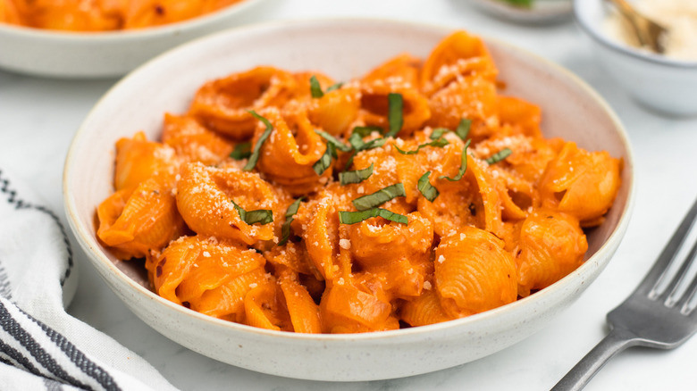 pasta shells in tomato sauce