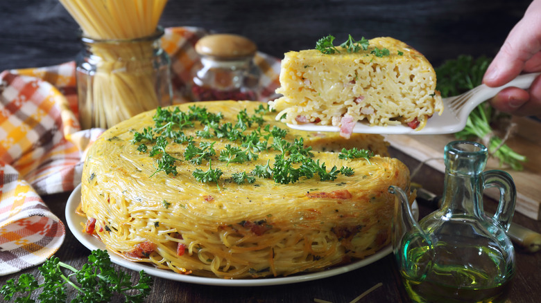 Spaghetti pie being sliced