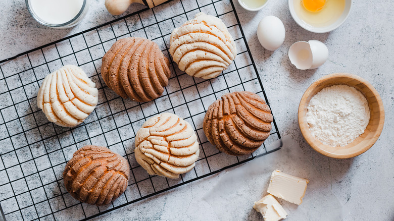 Mexican conchas on a wire rack