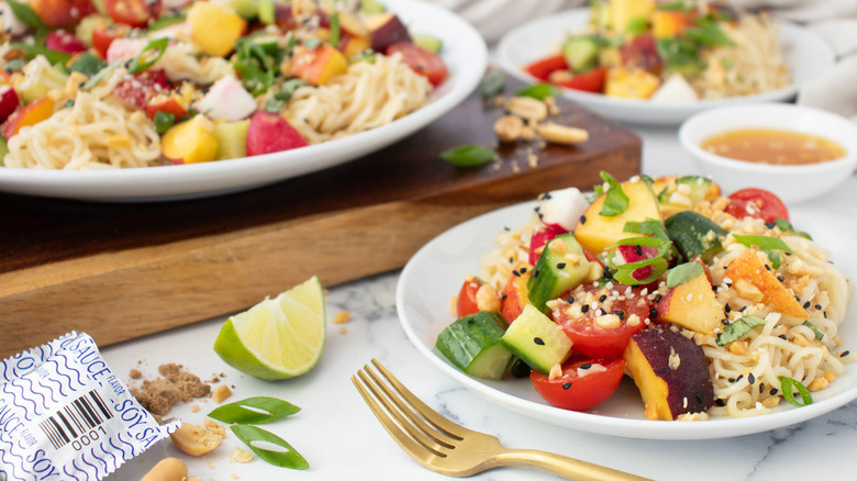 ramen noodle salad with tomatoes