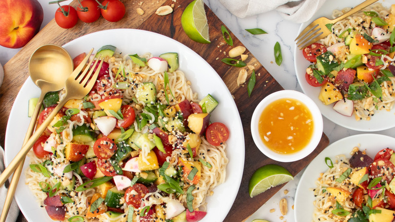 ramen noodle salad with tomatoes