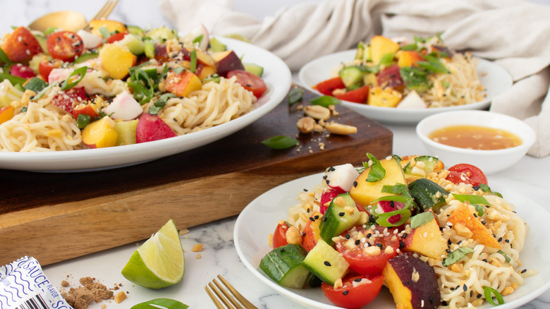 ramen noodle salad with tomatoes