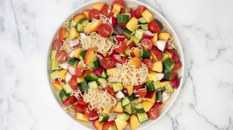 ramen noodle salad with tomatoes