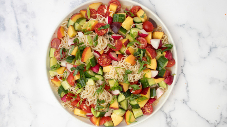 ramen noodle salad with tomatoes