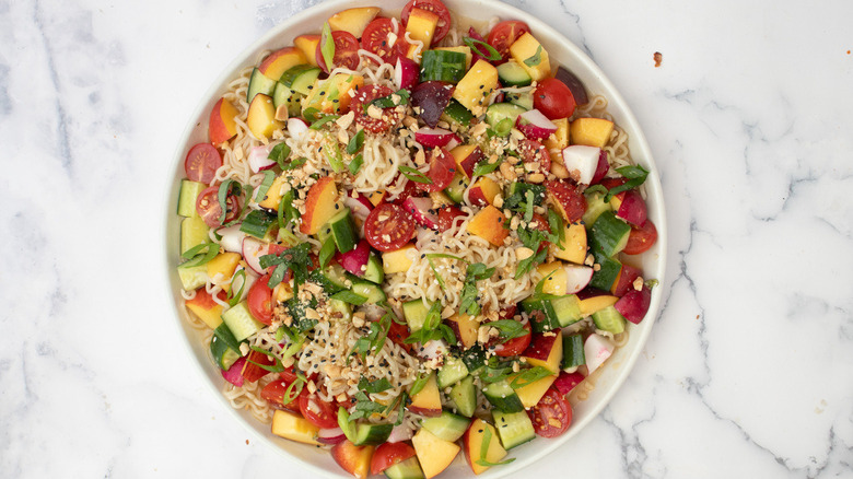 ramen noodle salad with tomatoes