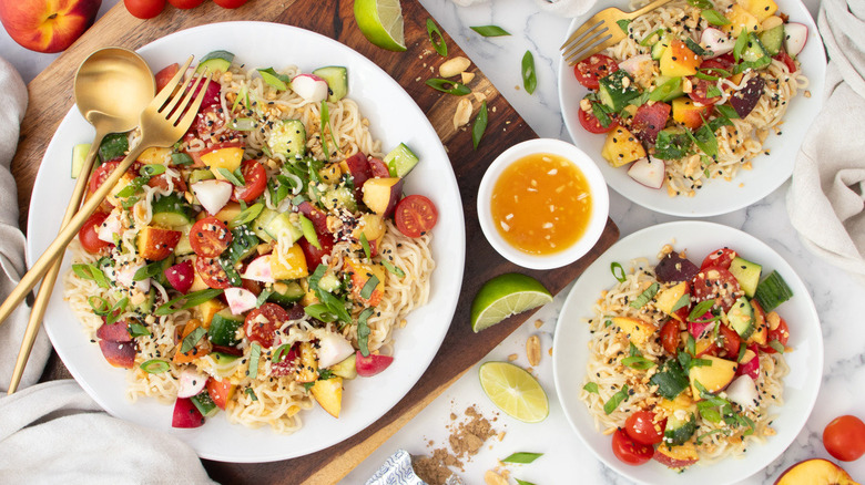 ramen noodle salad with tomatoes