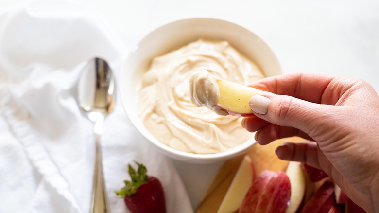 apple with peanut butter dip 