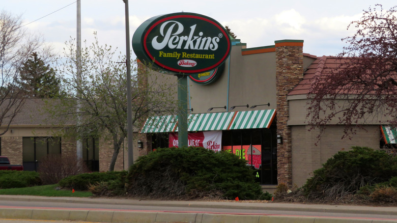 Perkins family restaurant location near an empty highway