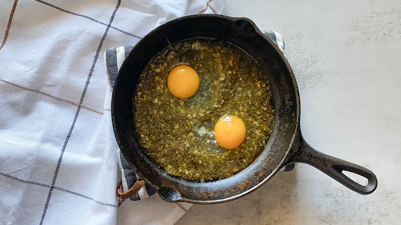 pesto in a skillet with eggs 