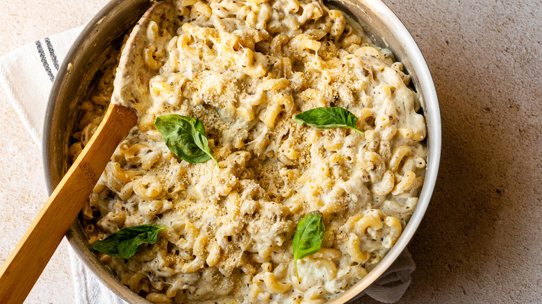 macaroni and cheese with basil 