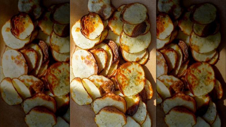 pickle-soaked potato chips with dip