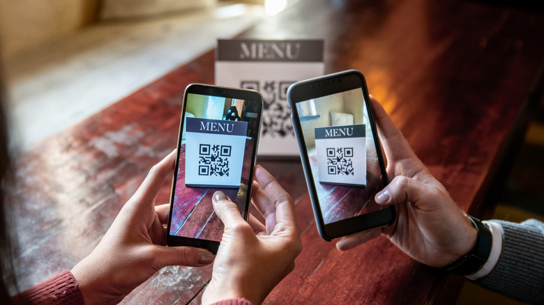 diners scanning qr code menu