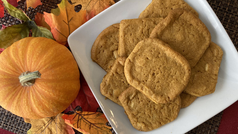 plate of pumpkin cheesecake cookies