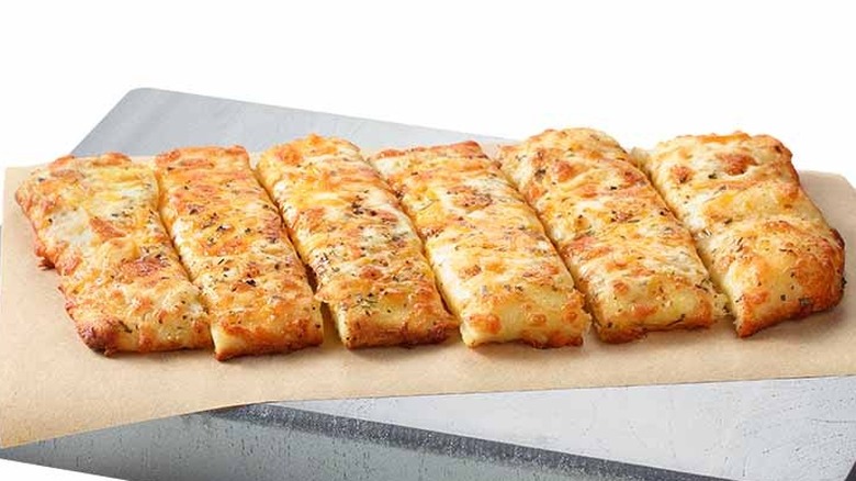 Chuck E. Cheese cheesy bread