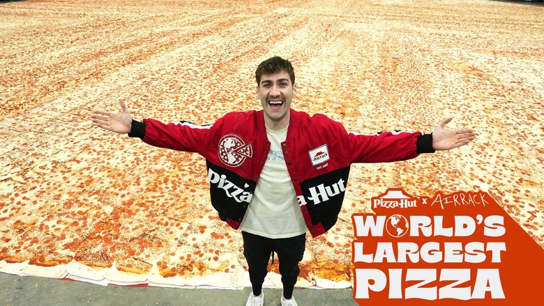 man with world's largest pizza