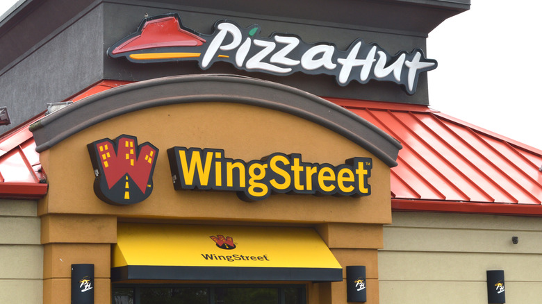 pizza hut and wingstreet sign