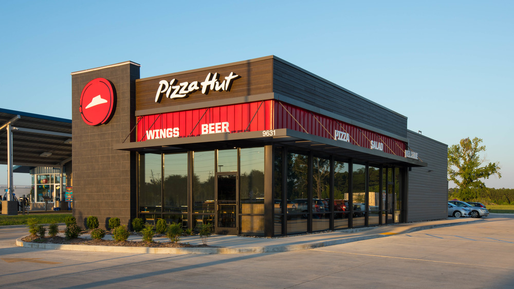 Pizza hut pizza restaurant exterior