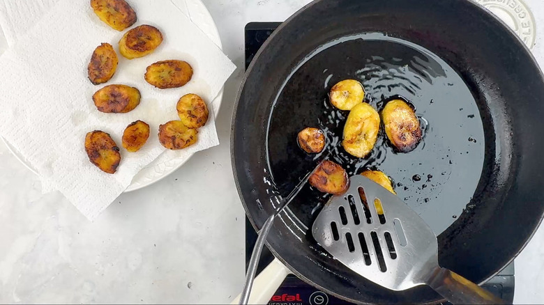 cooked plantain on paper towel–lined plate