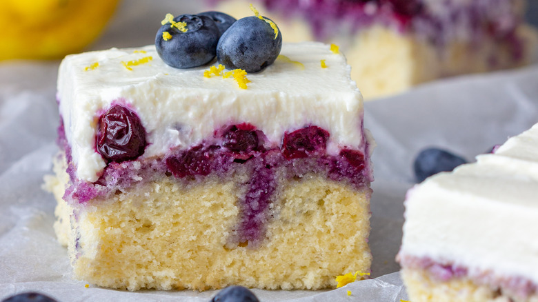 blueberry poke cake 