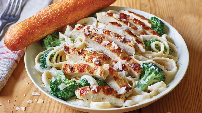 broccoli chicken alfredo with breadstick