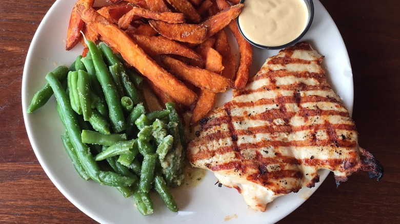 grilled chicken breast served with veggies