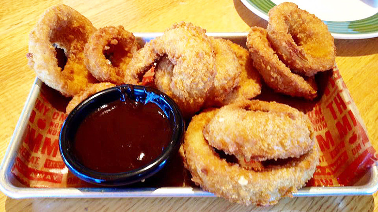 metal tray with Applebee's onion rings