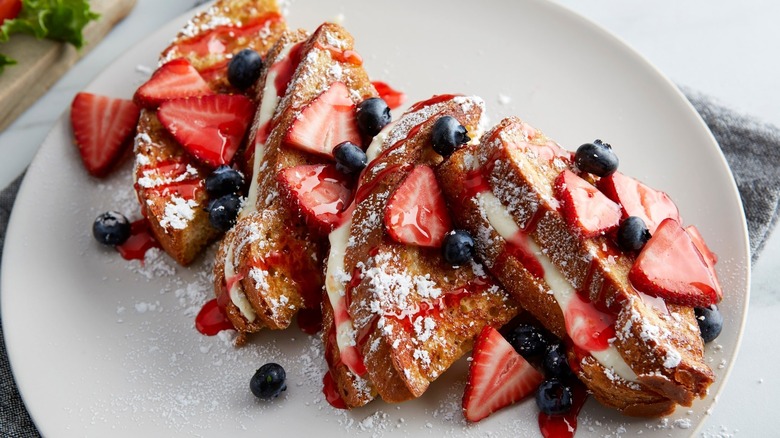 french toast with berries