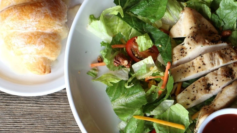 Cheddar's grilled chicken pecan salad includes glazed pecans.