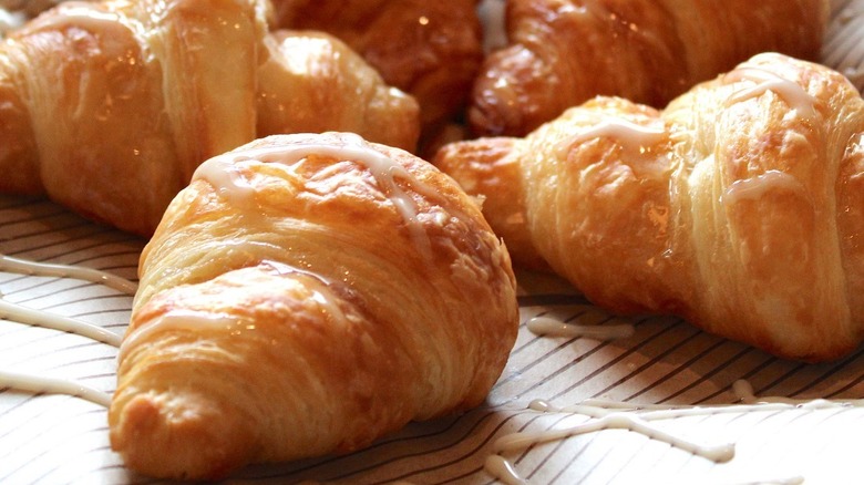 Cheddar's croissants