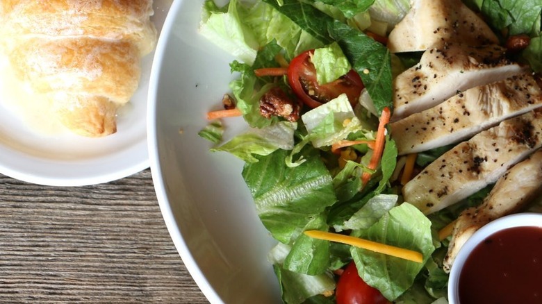 Cheddar's chicken pecan salad