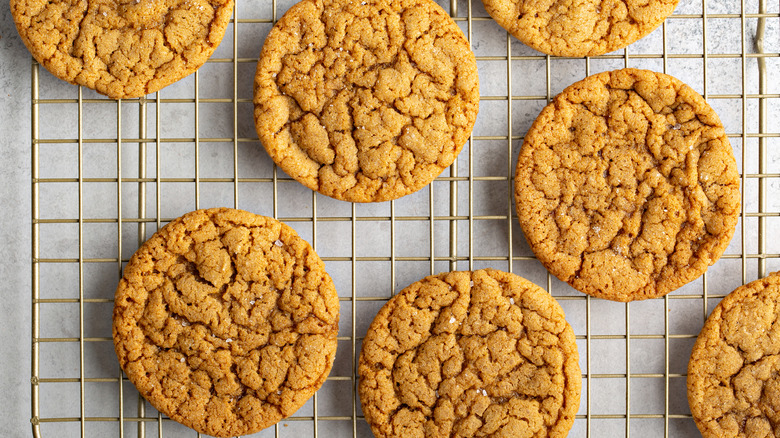 Gingersnaps on cooling rack