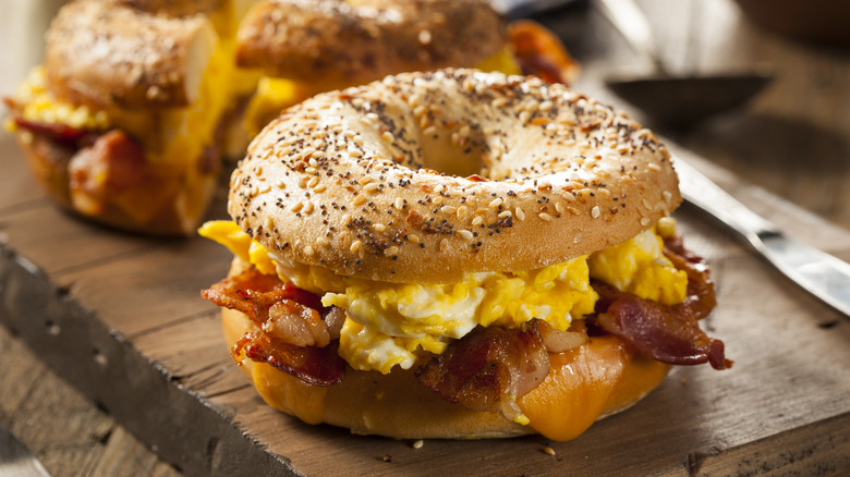 bagel bacon egg breakfast sandwich