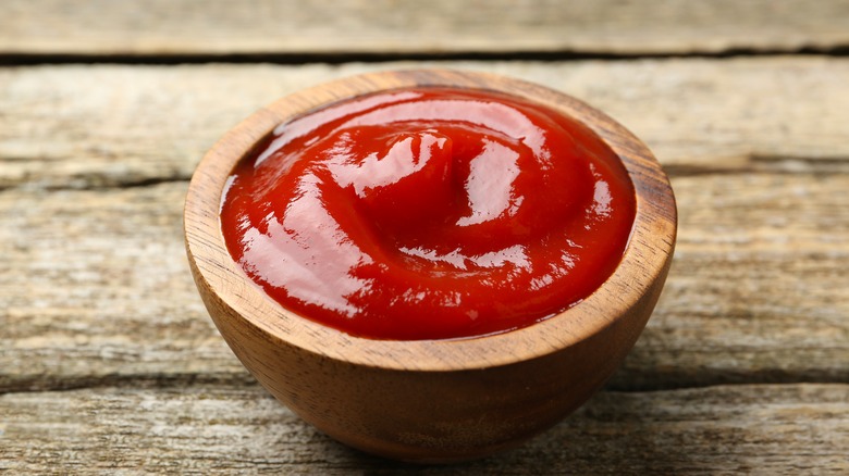 ketchup in wooden bowl