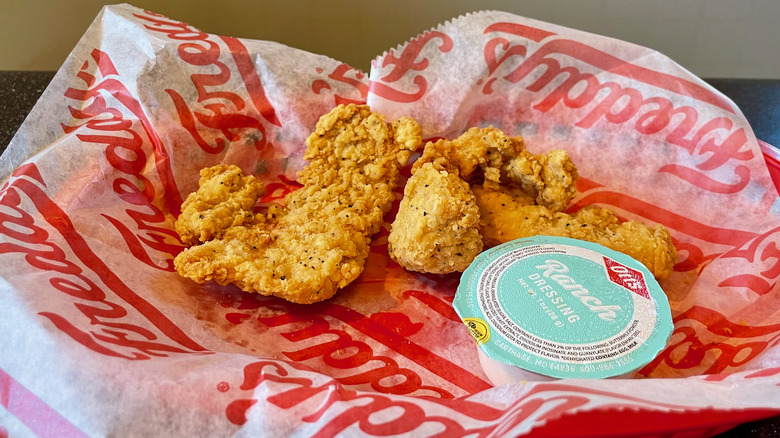 Freddy's chicken tenders with ranch dressing 