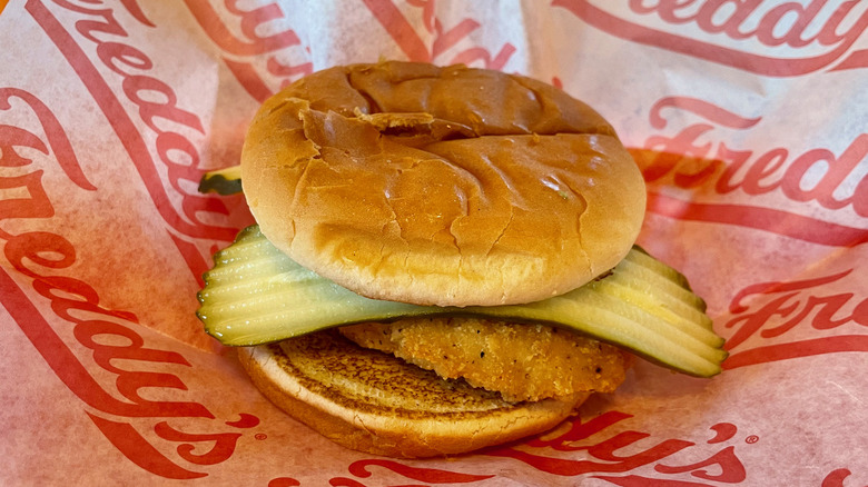 Freddy's crispy chicken sandwich with pickle