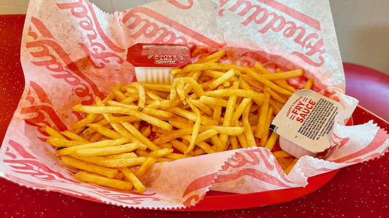 Freddy's Fries in basket with fry sauce