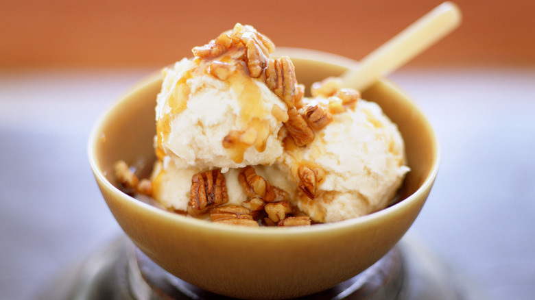 praline ice cream in bowl