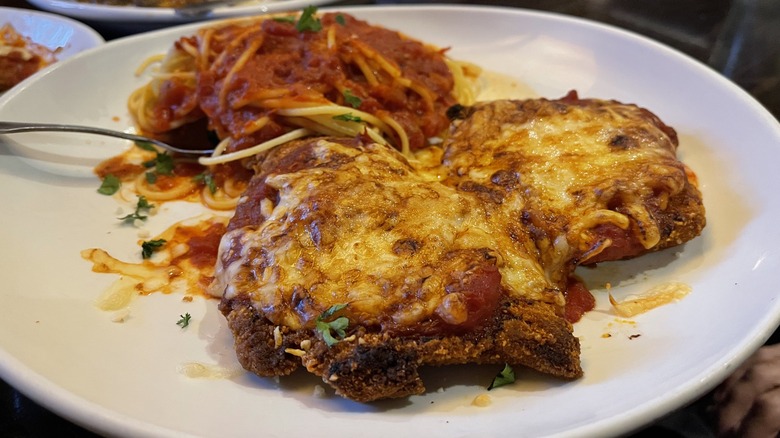 olive garden chicken parmesan dinner entree on plate