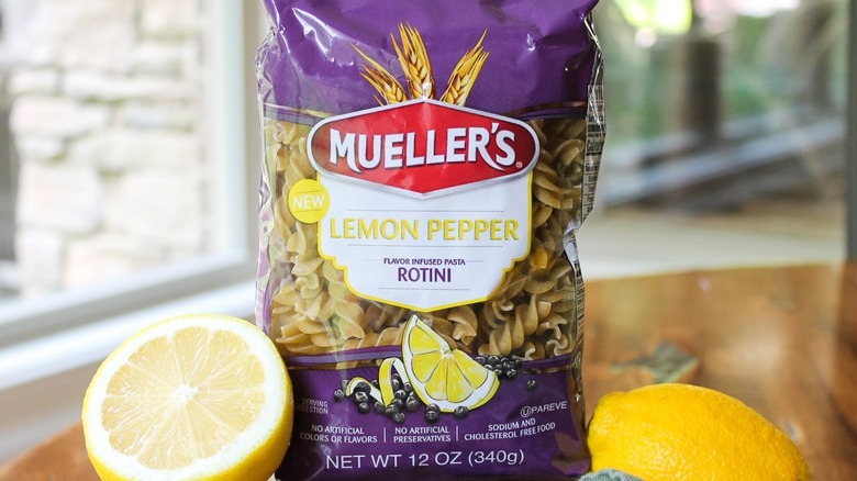 Bag of Mueller's lemon pepper rotini pasta with lemons