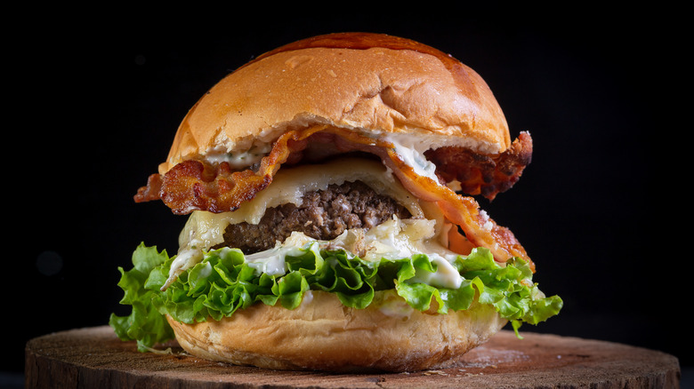 Bacon cheese burger with lettuce