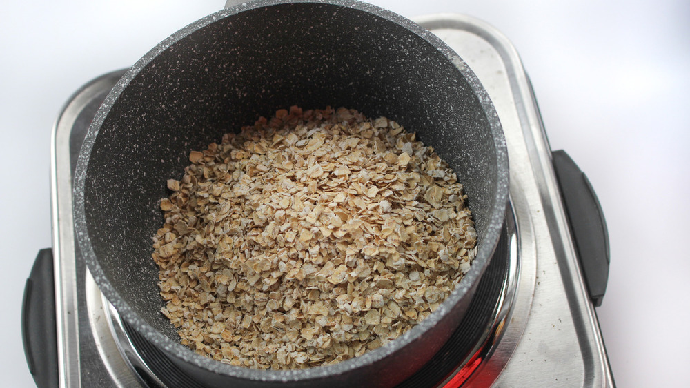 porridge oats in pot